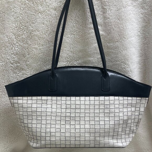 Beautiful, Sophisticated Black/Cream 2-toned Leather Woven Textured Purse by Kem - Picture 4 of 14